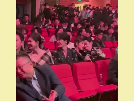 檀健次主打手忙脚乱,跟白鹿比心一手打5辆车#檀健次 #抖音野生娱评人