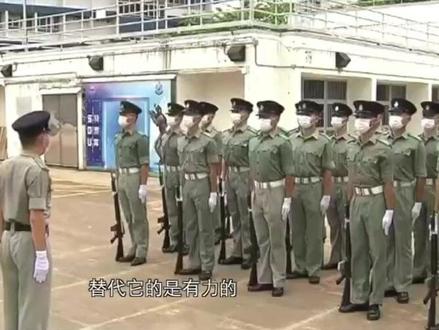#香港警察再也不说YesSir了 “yes,sir”这句英文,爱看港片的朋友肯定不陌生。这是香港警员回应长官时常用的敬语。从今年7月1日起,这句英语口语就成为过去式了。代替它的是有力的“知道,长官!”从英语变成中文,小小的改变,却非常重要。在香港回归25周年之际,让我们向“Yes Sir”说声再见,喊一声“知道,长官!”#香港纪律部队全面专用中式步操#庆祝香港回归25周年 #祝祖国繁荣昌盛
