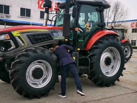 亿嘉迪敖200马力拖拉机底盘散热滤芯您知道怎么清洗、更换吗#拖拉机 #农业 #现代农业机械 #三农 #大马力拖拉机