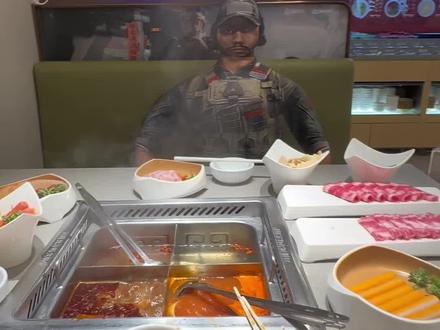 太抽象了这个陪吃娃娃😂#海底捞大红三角洲行动 @海底捞火锅 @三角洲行动