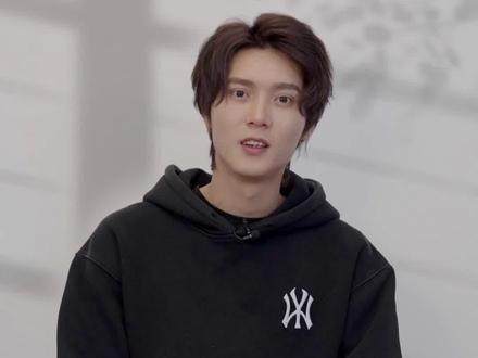 我朋友家的狗爱喝酒 喝酒对狗狗危害不小,家长们可不要为了好玩给狗狗喝酒#养狗 #宠物 #狗狗 #萌宠 #颜值