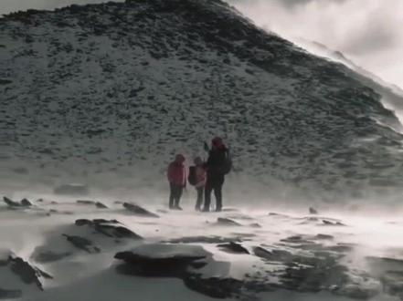 马上又要开始五一的登山了,分享一个常见的问题,“失温”大家有什么好的方法,可以分享一下,忘我们的队员顺利出安全归。
是不是穿了很多衣物就不会失温,答案不是这样定义的,
什么是失温:简单讲就是人体产生的热量跟不上失去的热量了,核心区域温度低于36°C,
症状:体温下降、打透透😂、没意识、心率异常等吧/32~35°C轻度/28-32°C中度/28°C以下可能要命(你到了什么段位😂)
怎么防止:从内从外下手
从外
1:出行前备好衣物:(湿、冷、风)
上身:里层(速干),第二保暖层(推荐抓绒衣)保暖且透气,外层(推荐硬壳),在备个羽绒服(静态保暖)登山休息的时候加穿,或者是登山后半段用(因为很多人到后面都处于半静态壮)
头部:传说头部会带走我们人体百分之30-40左右的热量,我也不知道是不是真的,但是因不带帽子二峰下撤的人,我遇到过好几个,个人推荐抓绒。手套建议带进去能活动的手套,冷的时候你可以抓一下。活动一下
下身:速干加外壳或者加抓绒,鞋子厚底的登山鞋吧
2:掌握节奏,尽可能不要出太多汗,及时加减衣物,不要怕麻烦(出汗的衣物加山上的风雪极有可能失温),所以你会看到很多领队会在前面压步子,掌握节奏。(压步子重要性:快慢的节奏掌控可以更好的让队员保持良好的心率、以及身体的温度)
3:可以个人备用救生摊…救生睡袋、雨衣之类等、我没有试过。
从内:
1:带好一点的保温杯,因为有的保温杯不怎么保温啊😂(当然快乐水也要带)
2:路上及时补充热量,(所以路餐一定要选好:带高热量,易带不易碎的,能够及时补充能量的)
大概就这些吧,打字太老火了,各位驴友大神们在补充一下,让泡面多知道一些😂
#四姑娘山二峰 #四姑娘山景区 #贡嘎雪山 #户外徒步登山 #五一去哪儿