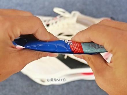 歪货胶囊?|半分钟带你搞清楚真胶囊! 飞电6U的超䨻胶囊,
其实是个非常大的升级,
让双弜的反馈速率增加,
解决了甜点区不明的问题。
所以要搞明白,
什么是超䨻胶囊!
#李宁 #飞电 #跑步 #跑鞋 #跑步治愈一切