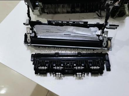 惠普227卡纸,出纸槽卡纸。打开顶盖,然后松开间隙调节杆,清除卡纸。