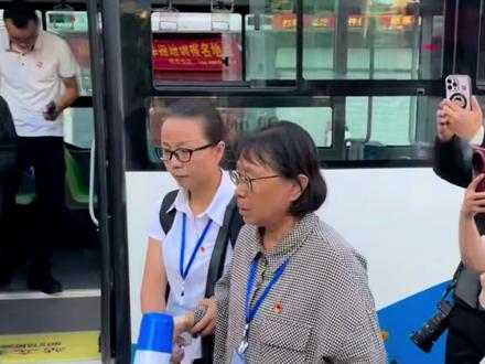 张桂梅连续送考16年 2026年高考第一天,张老师陪同学生们一起进入高考考点#张桂梅 #华坪女子高中 #2026年高考