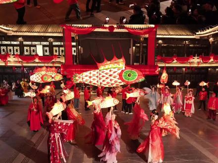 三河古镇作为春晚分会场这把是真的火了~里面又美又好玩!还有冰雪童话亲子奇遇派对值得一看哦#演出现场拍摄 #三河古镇 #三河 #合肥春晚分会场 #春晚分会场