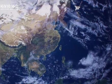 Alex Honnold 徒手站上台北 101之巅 没有绳索,没有保护网,Alex Honnold 仅凭一双攀岩鞋和一袋镁粉,用 1 小时 31 分钟徒手站上台北101顶端。这是一场被无数目光注视的极限攀登。但徒手也意味着零容错率,看见壮举的同时,也必须看见背后无法被彻底消除的风险。真正的勇敢,是看清风险的边界,懂得敬畏,并知道何时止步。#徒手攀登 #Alexhonnold #台北101