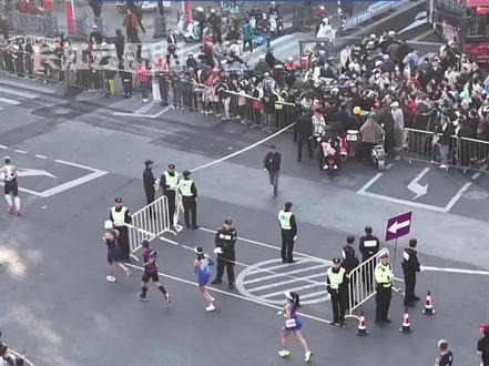 南京马拉松95处穿越点亮了! 网友:像幼儿园小朋友过马路,很可爱很安全。#马拉松