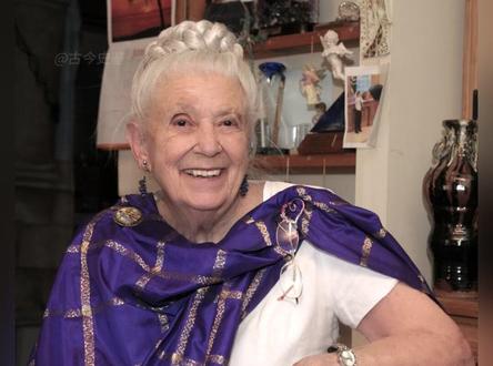 她一生两次患癌,却活到104岁。70岁痛失爱女,又遭遇丈夫背 叛与离婚重创,她却在90岁时登顶事业高峰。102岁时写下畅销书,还满怀热忱的宣布下一个十年梦想。这个始终生命力旺盛、笑对人生的奶奶,就是国际公认的整体医学之母,格莱迪斯。“允许一切发生,生活要向前看。如果我们能认真活好每个当下,那么当我们的生命临近终点时,我们就真正过完了幸福的一生。”
她分享了六个保持生命活力的秘诀:相信自己存在的意义、允许一切发生、相信爱的力量、相信你永远不会真正孤单、从万事万物中学习,以及全情投入能量。
“我们每个人都生而有因,治愈来自内心。真正的健康与诊断疾病、治愈疾病、延长寿命无关。而是关乎发现自己,被召唤着成长、蜕变,倾听是什么让我们的心灵歌唱。”