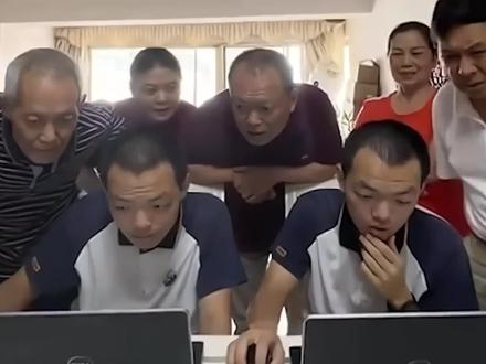 高考查分孩子们这信心盲盒开出的喜悦溢出了屏幕。