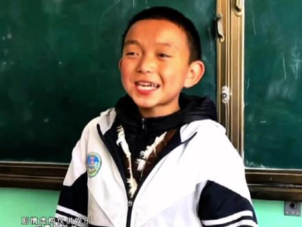 #庄众版我正年少
班级联欢会上,于浩东唱响《我正年少》,开嗓即惊艳。一句“你火了”满是认可,师生掌声雷动,热烈氛围直接拉满#班级联欢会高光时刻#于浩东我正少年#少年歌声太惊艳#小巨星开嗓即出圈
