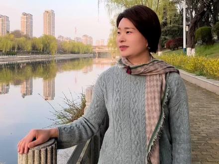 镌刻在语文课本里的古诗词第三期,人教版六年级下册《十五夜望月》唐:王建。唐代诗人王建出身寒微,一生潦倒,曾四处宦游。《十五夜望月》是他中秋之夜与友人聚会时所作的一首七言绝句,用以寄赠友人杜元颖。作者虽尽管身处聚会之中,但可能旅居异乡的他,面对象征团圆的明月,触发了对远方亲友的深切思念,心中怀有孤寂和怅惘之情。#诗词 #语文课本里的诗词#朗诵#传统文化