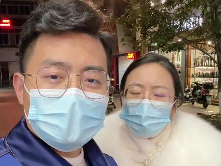 老丈人生病了,我们还是选择回家看看,其实也没那么可怕,家人互相照顾,我相信很快都会好起来的,大家也要注意防护哈!#爱梦丹的郭先生 @梦丹同学