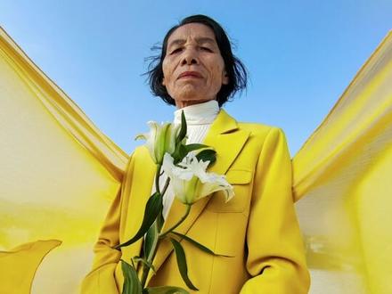 如何拍出春日女性大片?简单三招:人像模式,鲜花丝巾,超广角。或点开看vivo S16手把手教你#vivoS16