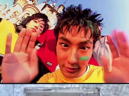 H.O.T.《Candy》
SM ENTERTAINMENT发行于1996年9月7日,H.O.T.的第一张专辑正式面世,宣告了他们正式踏入歌坛。这张以“反对暴力”为主题的专辑,一经推出就在韩国乐坛引起了不小的轰动。主打歌曲《战士的后代》讲述了被社会忽视的暴力问题之一校园暴力,歌词内容针对性强,演唱风格年轻时尚,在韩国国内掀起了H.O.T.的热潮。虽然当时也有人认为H.O.T.年轻有余唱功不足,但随后推出的此张专集后续曲《Candy》不但证实了他们超强的音乐实力,也让所有质疑的声音转变为了支持叫好的鼓掌声。#一代人的回忆 #一代人的青春 #80后的记忆 #青春的回忆 #HOT