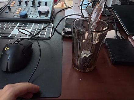 NBA用的麦克风Cortado MkIII 这次音频白加黑分享一个硬件,去年中国到了20个买了一只用了一年,好玩好玩,分享一下!除了油管其他因该还没有测评。我来录一个分享吧!!!
来自Zeppelin Design Labs齐柏林设计实验室的Cortado MkIII接触式麦克风,Cortado MkIII是一款坚固、多功能、易于使用的接触式麦克风,可以揭示隐藏在您周围坚实世界中的无声声音。坚固的钢制外壳容纳了Cortado MkIII的传感器和幻象供电的前置放大器电路。麦克风对声音设计、音乐录制和场地声音增强同样有用。传感器头通过腻子(包括在内)、夹子或胶带轻松连接到大多数表面。内置垫可用于在录制非常响亮的源时降低灵敏度。当您的项目需要最大的隆隆声和轰鸣声时,可切换的低音增强功能可以扩展低端响应。
传感器头通过6英尺(1.8米)的优质屏蔽电缆连接到前置放大器机箱。前置放大器从标准XLR麦克风电缆接收48V幻象电源。
6′ (1.8m) shielded cable from sensor to chassis
23 Hz – 40 kHz bandwidth
Switchable onboard high pass filter (called “Bass Boost”)
-10 dB pad for recording extra-loud sources
Requires 24-48 VDC phantom power from a standard XLR mic cable
#测评 #电吉他 #音乐 #录音 #NBA