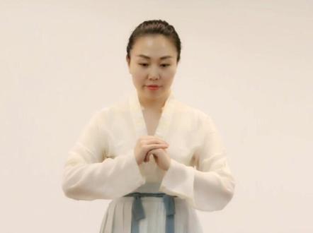 疫情期间,安全行礼。很多视频的拱手礼不是太准确。这里给大家分解女士拱手礼正确行礼方式。#礼仪