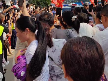 今天是6月6号高考出征的日子,也是小镇最热闹的日子,早上8点8分1千多名学生奔赴考场,祝所有考生金榜提名,再创辉煌!#高考加油