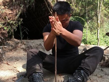 挑战全网最快钻木取火! 不得不佩服钻木取火这种方式,动手动脚不仅可以让你在野外生存,还能让你的生活充满乐趣。