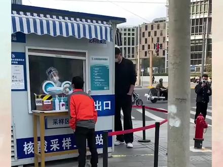 姚明核酸被偶遇,身材魁梧体重疑500斤,质问偷拍者:你能不拍吗 #姚明