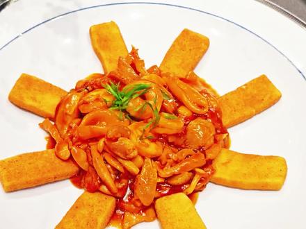 众所周知,“八珍豆腐”是津门名菜。我们怀着对传统的敬畏之心,在传承经典天津菜精髓的基础上做了一些革新。
✨豆腐工艺:我们极致追求豆腐的口感层次,豆腐表皮金黄酥脆,带淡淡咸香,内里却保持豆花般的嫩滑。
✨调味升级:传统调味以蚝油为主,我们则以浓醇鲍汁为底。汁鲜味厚,馥郁绵长。
✨食材臻选:传统“八珍”搭配随性,我们则定义新八珍标准:精选花胶的软糯、海参的弹润、鲍鱼的鲜美、带子的清甜、螺片的爽脆、虾仁的鲜甜,佐以鸡腿肉的香嫩、白玉菇的清新与吸饱汤汁的手工面筋。真材实料,汇聚山海。
✨创新呈现:我们在造型与吃法上别出心裁,可 “一菜两吃”,让用餐体验充满惊喜与仪式感。欢迎您来品尝😘。
#八珍豆腐 #天津菜老菜新做 #传承与创新 #张伯苓八珍豆腐 #津采烤鸭