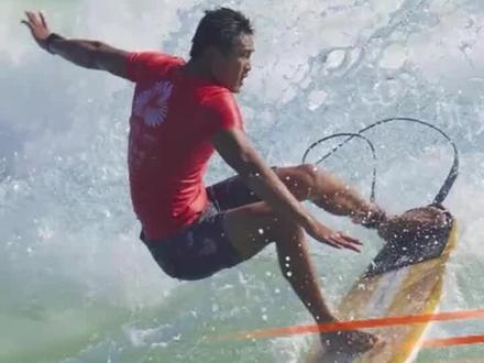 第十五届全运会冲浪比赛,海南选手吴世栋摘男子短板金牌。