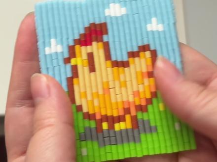 是串珠还是拼豆❓拼豆新玩法❗️
想玩串珠又没有材料的拼豆人有救了!
这样拼完又能保持像素感又有串珠感
是我最近最爱的拼豆创意了
下次再拼个大点的做杯垫嘻嘻
创意来源@耶!是皮皮 老师
图纸来源🍠苏三是一只猫
#拼豆邪修小技巧 #我在抖音玩拼豆