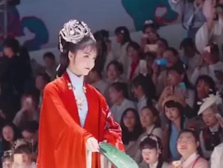 百万汉服博主四月:女儿国国王装扮惊艳全网,撞脸赵今麦演技炸裂 #古风 #古装 #四月晨晨#汉服 #抖音小助手