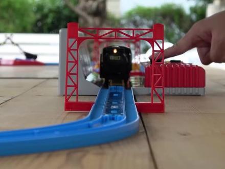 搭建小城市里的托马斯火车轨道!