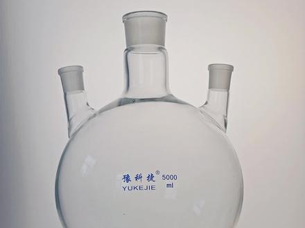 三口烧瓶是一种化学仪器,也被称为三口瓶、三颈烧瓶或三颈圆底烧瓶1。这种仪器通常具有圆滚滚的腹部和细长的颈部,其最显著的特点是拥有三个口。这些口可以同时用于加入多种反应物或安装冷凝管。三口烧瓶的窄口设计旨在防止溶液溅出或减少溶液的蒸发,并且可以配合橡皮塞使用,以连接其他玻璃器材。
三口烧瓶广泛应用于有机化学实验中,用于煮沸、分馏和提纯等操作。它是玻璃材质的,因此可以承受高温和化学反应。当需要进行长时间的反应或加热回流时,三口烧瓶因其能够提供稳定的加热和反应环境而被广泛选用。
使用三口烧瓶时,由于其瓶口较窄,不适用于玻棒搅拌。如果需要搅拌,可以手握瓶口微转手腕以搅拌均匀,或使用专用搅拌机。在进行加热回流时,可以在瓶内放入磁搅拌子,并用加热搅拌器进行搅拌。
三口烧瓶的三个口不仅避免了在单个橡胶塞上打多个孔的麻烦,也使得它能够适用于多种实验配置,如安装滴液漏斗、球形冷凝管等,充当化学反应的容器。#化工 #化学实验 #化学 #源头工厂 #科研