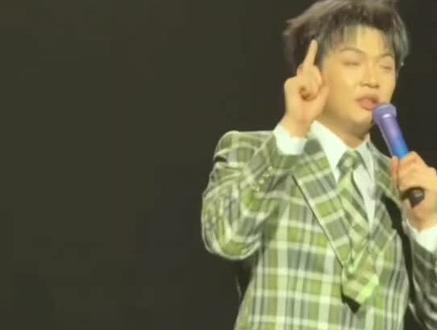 济南站的某门talk环节🥰 哈哈哈哈哈哈,据小道消息了解,zzgg半年会换一次身份,仅用不到一年的时间就从zzgg野蛮成长为了zzyy🤣。不得不说zzgg你这网速也太快了吧,这个cospaly真的笑鼠我惹🤣,说起抽象,你不觉得是粉随正主吗😄#向全世界安利 #颜人中 #颜人中济南演唱会 #抽象 #搞笑