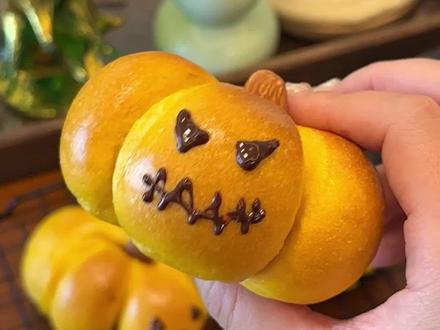 今天做了万圣节主题贝果,南瓜和黑猫贝果~ 蕃茄辣松馅料巨好吃!#贝果#美的初见免预热烤箱P40#烤箱推荐