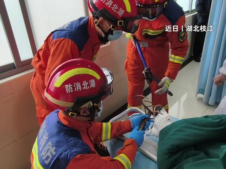 疼!疼!疼!“九齿钉耙”刺穿六旬老人脚掌,消防员10分钟紧急救援(记者 卞健鑫 通讯员 金邦国)