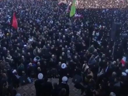 伊朗民众聚集哀悼哈梅内伊,高喊“美国去死”