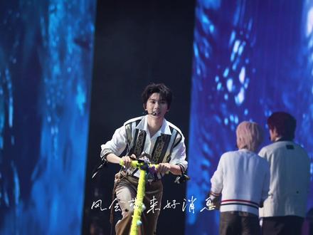 嘉祺来咯!
谁懂这个小祺祺唱完歌就这么滑着滑板朝你过来有多萌!!!#马嘉祺 #时代少年团广州演唱会 #原谅世界只需要一张演唱会门票
