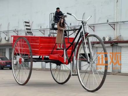 保定一男子回应花3万手搓4米高巨型三轮。从事整车维修工作的他,从小就对机械制造很感兴趣,打造巨型三轮车是他的一个创意想法,此前王先生还打造了一辆能正常行驶的高度近4米的巨型SUV。