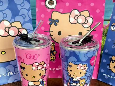 瑞幸!黑皮hellokitty!这期的联名大家喜欢吗,凯蒂猫这个萌!不过本期是城市限定的,瑞你开始耍大牌!
#瑞幸联名hellokitty #凯蒂猫 #hellokitty #黑皮hellokitty #瑞幸新品