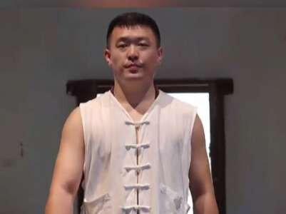 鸽武缘终发声:称欲守通背拳本真、归传武正途,网友锐评笑不活了 #传武 #传武大师 #流量 #实话实说 鸽武缘终发声:称欲守通背拳本真、归传武正途,网友锐评笑不活了
徒弟赵鸿刚征战世界扇耳光大赛惨遭重创KO,时隔半月,深陷舆论漩涡的师父鸽武缘终于打破沉寂,就该事件作出公开回应。
这份姗姗来迟的表态,对通背拳的实战价值与扇耳光赛事本身未置一词。他声称当初支持参赛,本意是让更多人知晓通背拳这一优秀拳种,从未想过会引发如此剧烈的连锁反应。
他明确抨击事件衍生的不良风气:如今不少人纷纷效仿,将暴力行为娱乐化、合理化,传递出以暴力谋荣誉、解争端的危险导向,绝非值得宣扬的价值观。
作为传统武术的践行者,他强调自己的核心诉求,始终是让通背拳技艺代代相传、绵延不绝。
然而这番说辞,非但未能平息网友的质疑,反倒让嘲讽声浪愈演愈烈——只因鸽武缘师徒近年的所作所为,与这番“价值观宣言”形成了刺眼反差,甚至掀起了网友模仿“通背拳”的玩梗热潮。
自鸽武缘在网络走红起,再到赵鸿刚、冯小宝等徒弟相继加入,师徒几人的自媒体账号,便始终围绕“硬核发力”与“扇耳光”大做文章。
徒手掰弯扳手、徒手断砖头、掌击后背留血印,皆是他们视频中的常规操作。随着这些充满表演色彩的“通背拳发力”视频走红,其“震撼击打力”被网友热议,更有心人士提议鸽武缘师徒参战扇耳光大赛。
自此,通背拳与扇耳光赛事彻底绑定,各路网红纷纷前来合拍蹭热度,师徒几人的流量一路飙升。鸽武缘不仅转而支持赵鸿刚参赛,更专门为其展开针对性训练,这场惨败的参赛之旅,早已埋下伏笔。
10月31日的赛场之上,赵鸿刚被打得眼角淌血、眼睑肿胀,颧骨骨折不说,还出现视力模糊、重影等症状,最终被一巴掌扇倒在地、双目上翻的画面,堪称惨不忍睹。这一幕,不仅让“通背拳传人”的标签沦为全网笑柄,更将师父鸽武缘推上了舆论的风口浪尖。
网友的嘲讽与质疑铺天盖地:此前把通背拳吹得天下无敌,为何实战如此不堪一击?还有人调侃,不如让鸽武缘亲自下场,为徒弟“报仇雪恨”。就连赛事获胜者阿曼塔耶夫,也借机来华蹭流量,反复提及鸽武缘师徒,让网友气得牙痒痒。
说到底,参加扇耳光这类荒诞赛事,本质不过是为了流量变现。传统武术的精髓在于强身健体、修身养性,核心是“武德为先”,倡导谦和自律、坚守正义,而非逞凶斗狠、渲染暴力血腥。
鸽武缘为博取流量,将传武异化为“打扳手”“扇耳光”的噱头,甚至让传人投身高危赛事