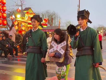 艾特你那不续火花的闺蜜来看 #清明上河园 #续火花 #闺蜜 #搞笑 #人类对清明上河园的开发不足百分之一