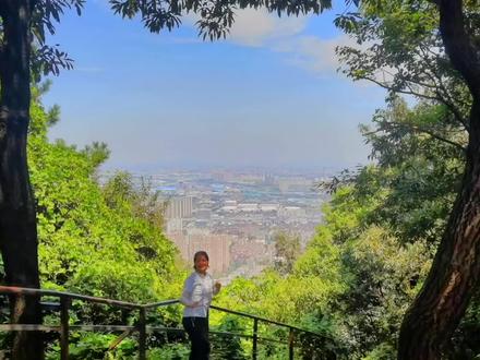 无锡惠山最近爆火的网红爱心树、网红天梯、锡惠公园路线攻略,路线简单,新手友好,有兴趣的点赞收藏一下,可以艾特你的好友走起来了。#惠山网红爱心树 #惠山网红天梯 #无锡旅游景点推荐