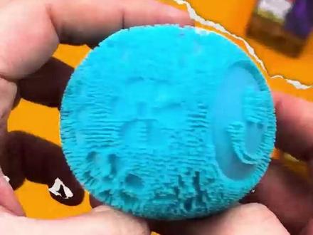 Needoh 捏捏, 好适合减压!解压!放松! 针刺触感里的温柔,是属于自己的松弛时刻!
谁能想到,治愈情绪的解药,藏在一颗小小的感官球里💫
Needoh Fuzzi ball系列真的把感官治愈玩到了极致,不同色系的绒刺球面,捏下去是软乎乎又带着颗粒感的奇妙触感,像指尖拂过夏夜的星云,又像握住了一捧揉碎的温柔。
指尖按压的瞬间,那些被工作、生活压得紧绷的神经,会跟着球面的回弹慢慢松弛下来;反复揉捏的过程里,杂乱的思绪也会被这份独特的触感拉回当下,专注力悄悄回笼,连呼吸都跟着变轻了。
不管是蝶恋蓝,紫澜还是绿茵,每一款色系都像给心情裹上了一层温柔滤镜,揣在兜里的小小一颗,是随时能掏出来的情绪避难所。
原来治愈从来都不用大费周章,不过是掌心捏着的这颗 Fuzzi ball,把所有焦虑都揉成了轻飘飘的温柔呀~
@Needoh
#解压神器捏捏乐 #极度舒适 #感官玩具 #解压玩具 #Needoh