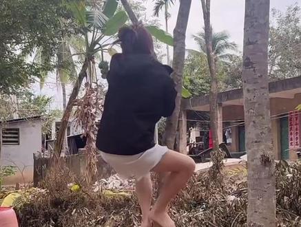 666.6万粉丝福利 😂太能整活了#阿爆方圆 #阿爆爬树