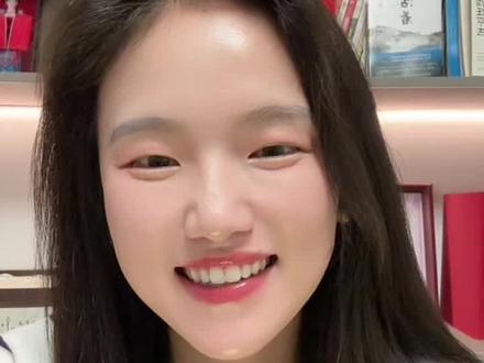 #高考 亲爱的孩子,
黑板上倒计时的数字少了又少
高考的日子近了又近,
开弓没有回头箭,
十几年的寒窗凝聚成了五个字,
我要上大学,
我要上大学,这是一个少年最牛的宏愿,也将是你一生当中最美的誓言!
孩子,能够走到今天,妈妈为你骄傲!
高考啊就像是一座独木桥,
你挤过去了人生不一定能成功,可好的开始又何尝不是成功的一半呢!
高考,
虽然不是咱唯一的出路,
却可以让我们少走很多的弯路!
它也是你一生最无悔的奔赴!
熬过那些无人问津,剩下的就都是诗和远方!
孩子,加油,放平心态,平稳应考。
六月,西瓜是甜的,
空调是凉的,
就连傍晚的风都是自由自在的,
希望
六月的风吹来的是录取
七月的雨落下的是坚定
八月的星送来的是大学的欢迎
九月的红叶渲染的是你人生美丽的序曲。
19岁欢迎你,大学欢迎你,滚烫的人生欢迎你,加油!#母亲