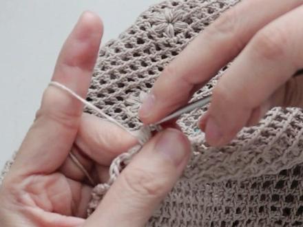 钩织教程|如何在网格里加几朵花🌸
这个小花钩在网格衣上特别好看,光看图解有点难理解,简单录了一小段网格小花的钩织视频。
#织女 #钩织教程 #毛线编织 #钩针