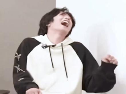 这下,真的只能坐在家里酸溜溜的看直播了~#齐达内闪现上海足球场