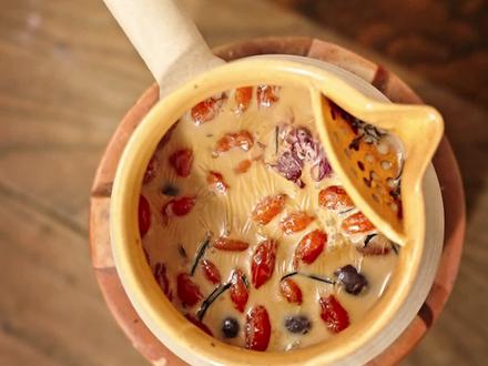 罐罐玫瑰烤奶 寒露已过,这天眼见就要一天天凉下来了。在北方还未供暖,南方只能靠“一身正气”来躲避寒冷的日子,想来没有什么比做一罐香甜暖胃的罐罐烤奶更合适得了! #罐罐烤奶 #在家实现饮品自由 #仙女都在喝什么 #秋季养生 #围炉煮茶正当时