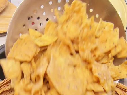 麻叶子炸好了,回来吃吧,老乡们,过年美食麻叶子,焦香酥脆。
