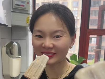 一根香蕉就能做出孩子们爱吃的香蕉冰棍,做法很简单,牛奶就能做 #雪糕 #自制雪糕 #香蕉牛奶冰棍 #雪糕模具