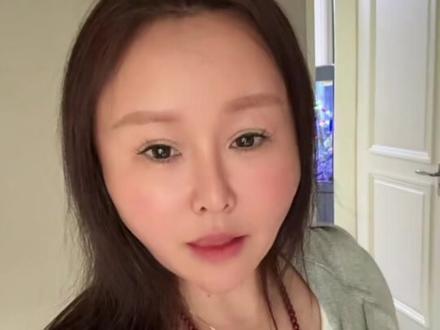 二婚了,17年,在我的三岁半的时候被他们藏起来,不让我见15岁的时候,凭藉自己的能力和儿子相认了六年的相处,真的是作为母亲的,我伤痕累累,也许有人不理解我的这份苦,但是火炭不在谁的脚上,谁不知道疼我们心甘情愿为孩子付出一辈子,哪怕只换回一句安慰,但是有些时候你会发现你连一句安慰都换不回来#二婚 #二婚女人 #离婚 #离婚的女人 #二婚家庭