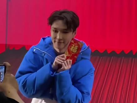 恭喜小🐏抽中一等奖🎉新的一年小🐏顺风顺水 平平安安 多吃不胖(*^ー^) 视频来源:@Yimi Z(亚尼斯音乐) #染色体家族演唱会 #近距离看明星 #张艺兴 #抽奖 #贝壳女孩 @张艺兴 @张艺兴工作室